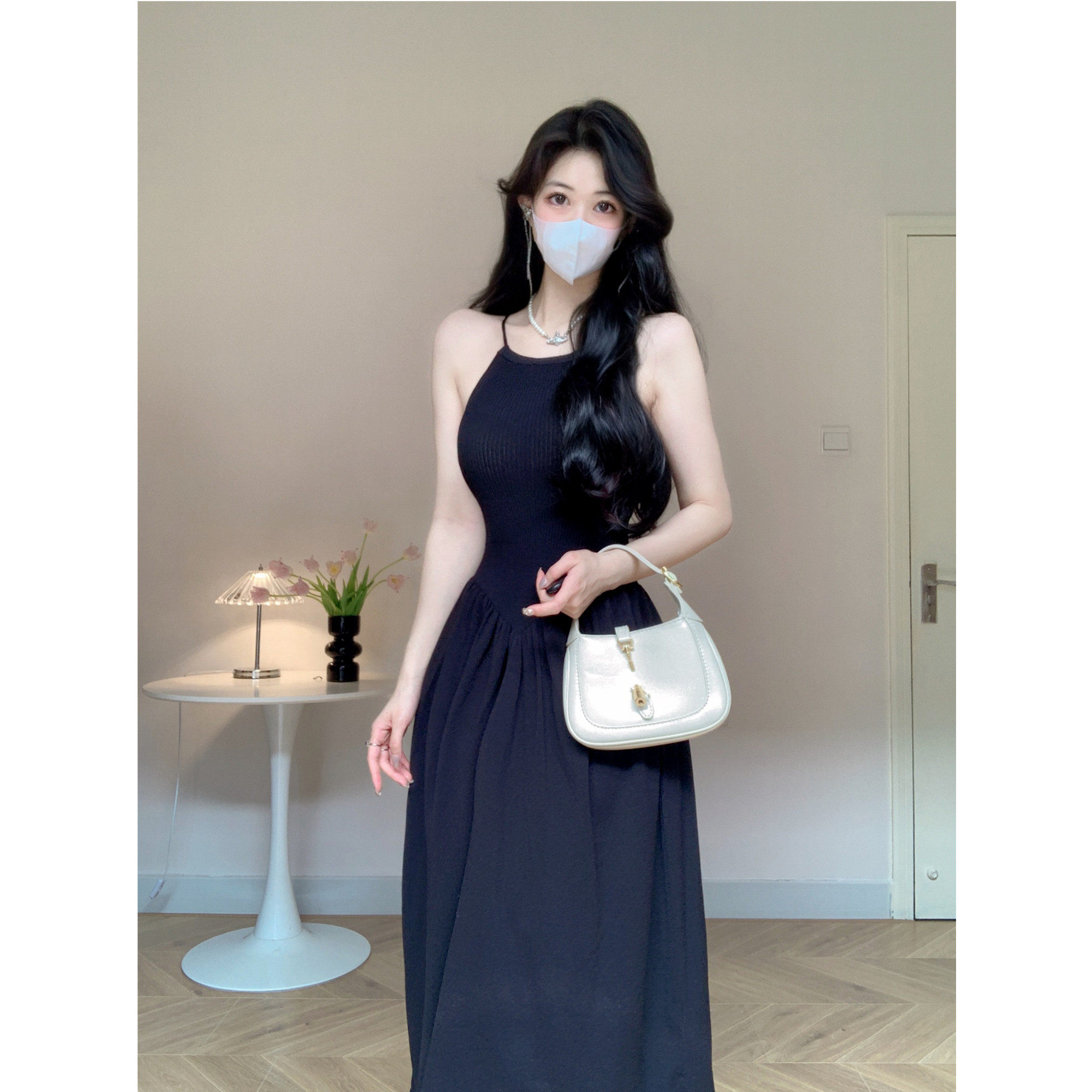 温柔黑色挂脖系带冰丝针织吊带裙套头收腰大摆无袖夏季背心连衣裙