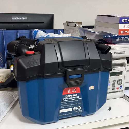 议价全新东成DCVC800充电式无刷干湿两用吸尘器，20V锂