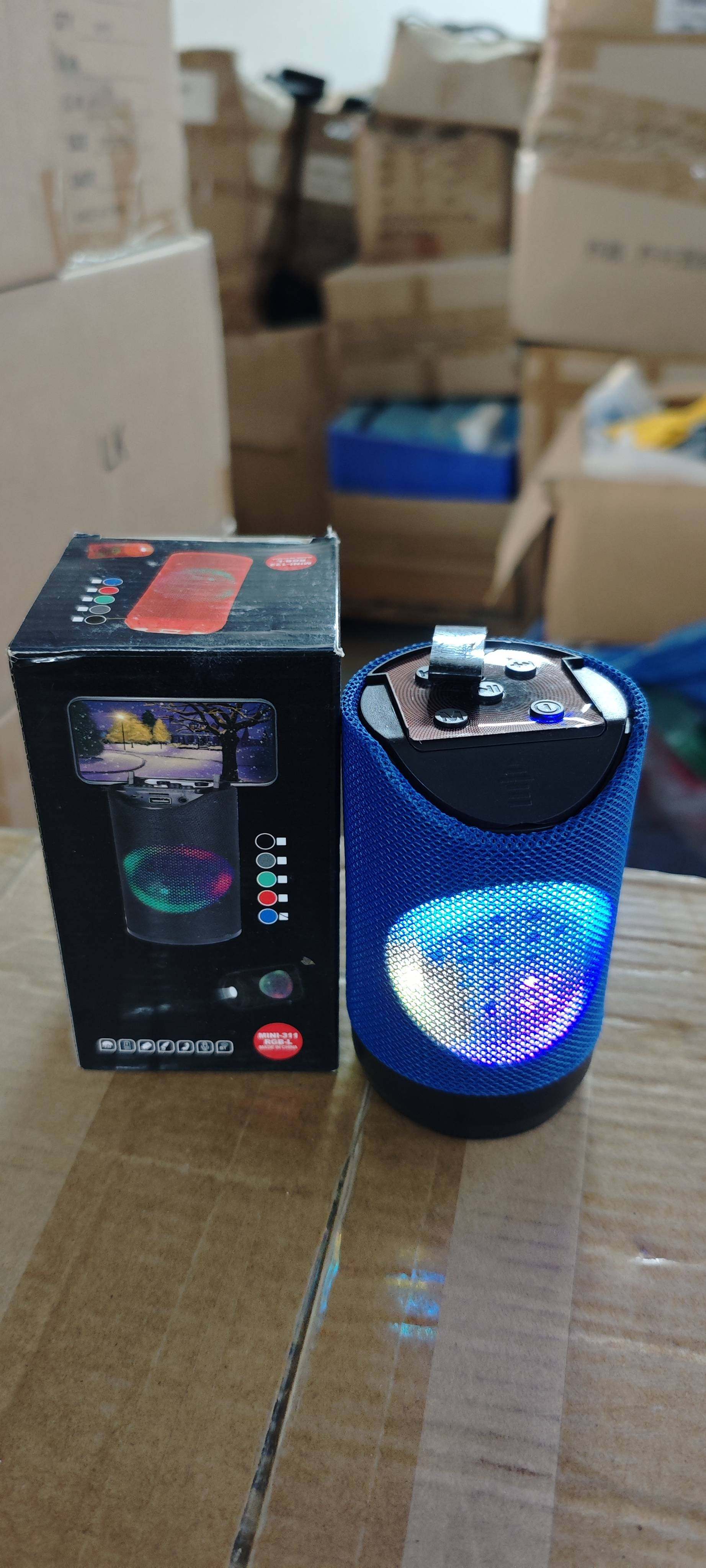 蓝牙音箱带灯可插卡可充电，发光。音质好，打开就能用。