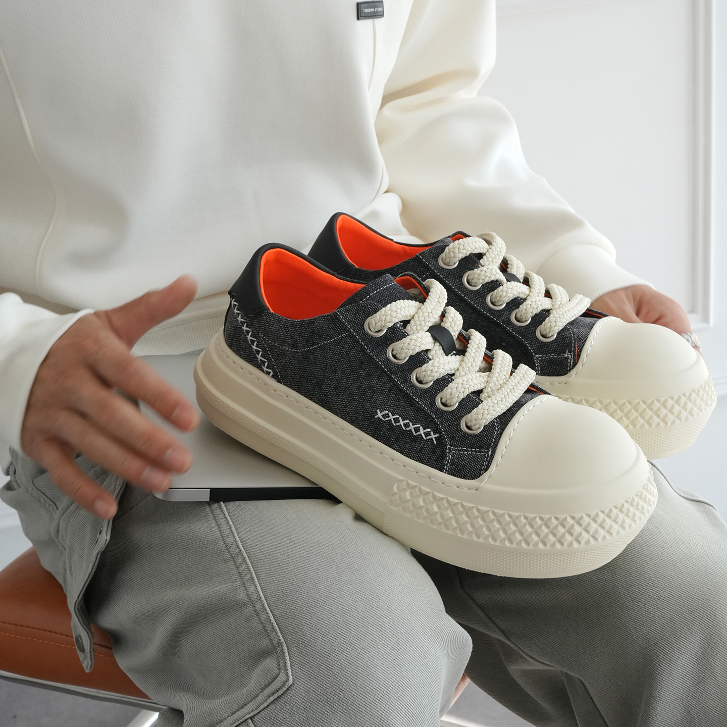 2025秋季爆款轻便厚底素面休闲鞋