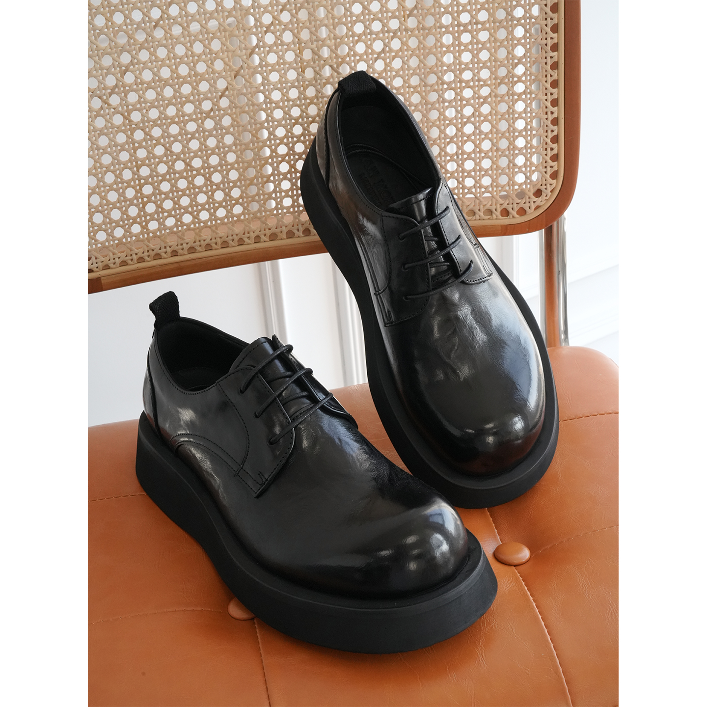 2025秋冬时尚新款厚底商务休闲鞋