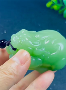 和田玉招财纳福貔貅青白玉手把件