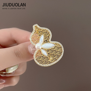 天然淡水珍珠贝母葫芦胸针高端精致配大衣时尚高级感轻奢别针配饰