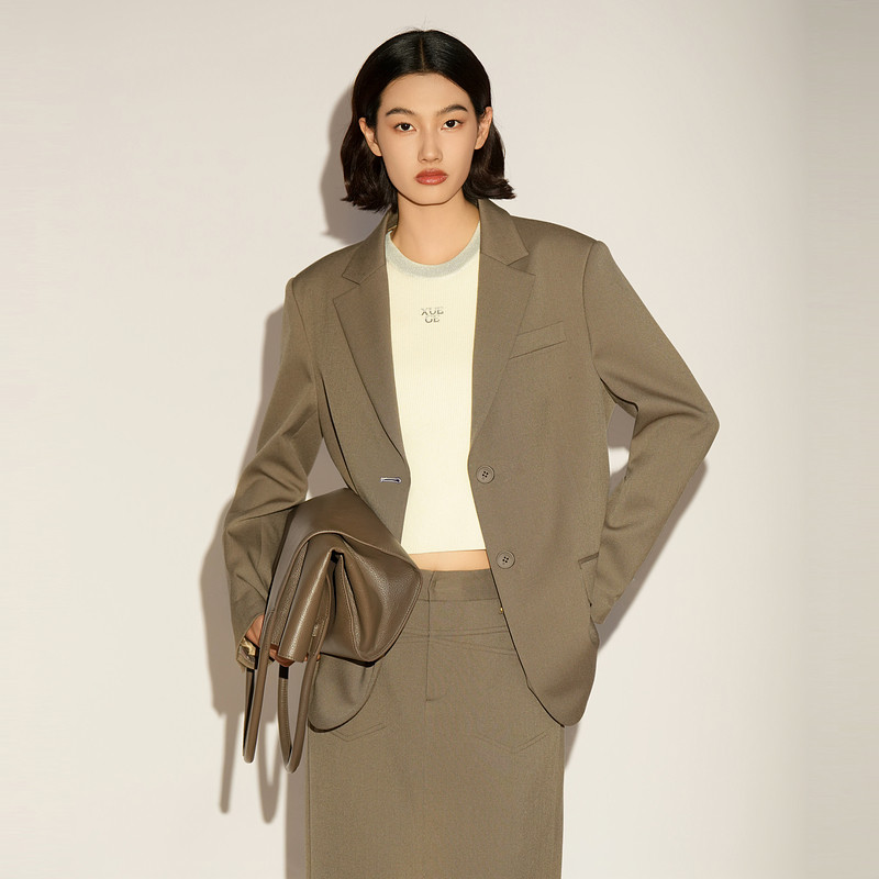 XG/雪歌26春装新款通勤风长袖西装外套女V领宽肩西装XL107006A285