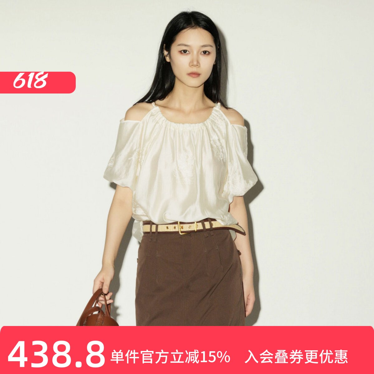 XG/雪歌褶皱一字领露肩衬衫女