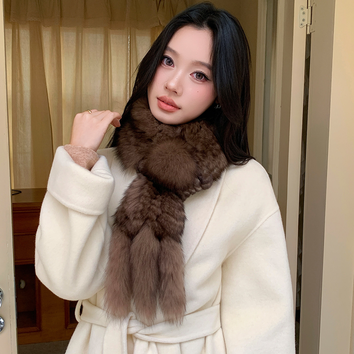 轻柔美感球球点缀咖色围巾