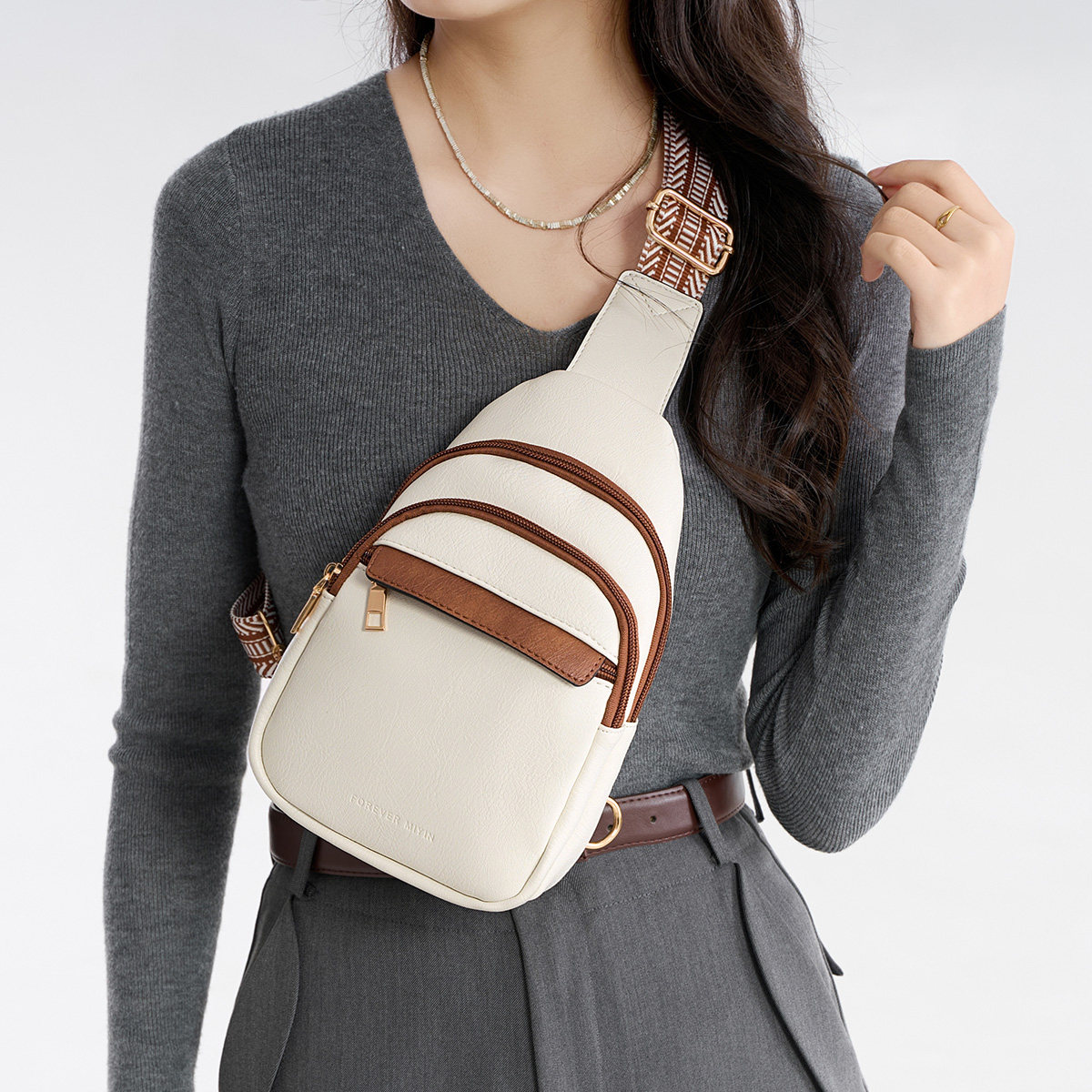 新款大容量女士胸包斜肩钱包复古风格单肩背包多层斜挎包带耳机孔