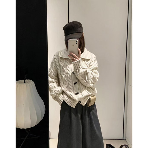 大方·Dafang-冬上新翻领牛角扣宽松纯色保暖毛衣(不含下装)F7961