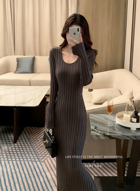 诺春气质简约显瘦U领坑条修身针织长款连衣裙（含32羊毛）A42891