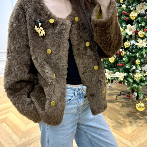 诺诺冬上新双排扣毛毛短外套(配胸针)B6008