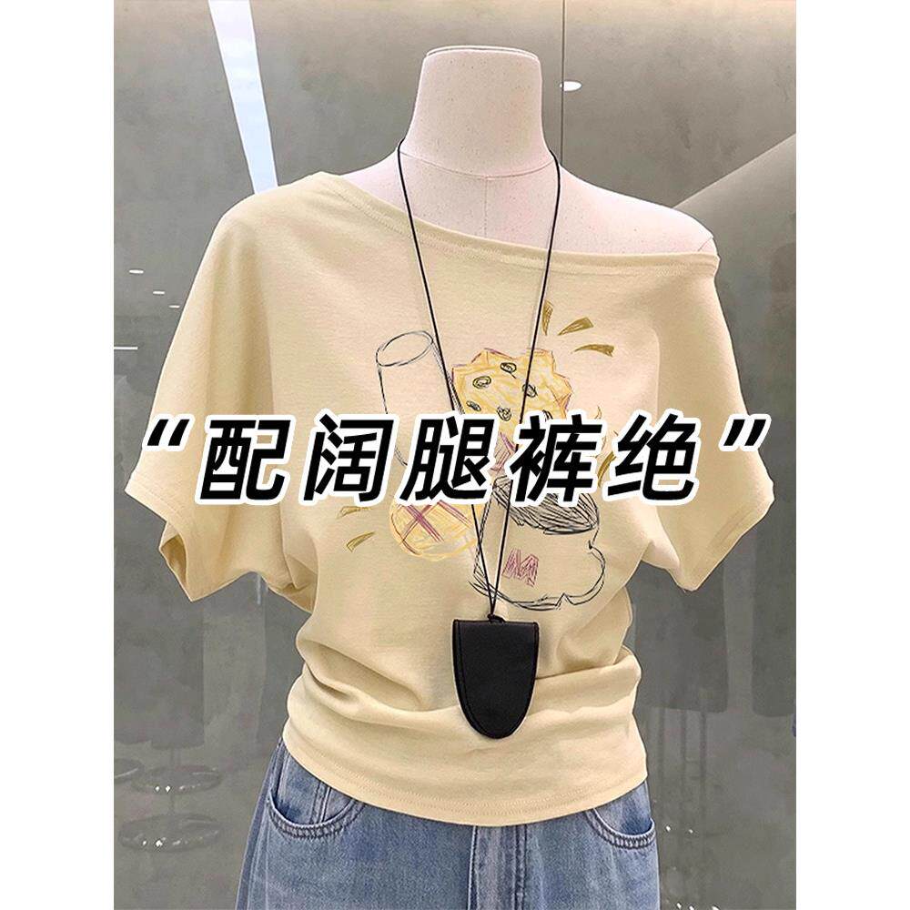 鹅黄色斜肩印花短袖T恤女夏季韩系chic别致露肩一字领多巴胺上衣