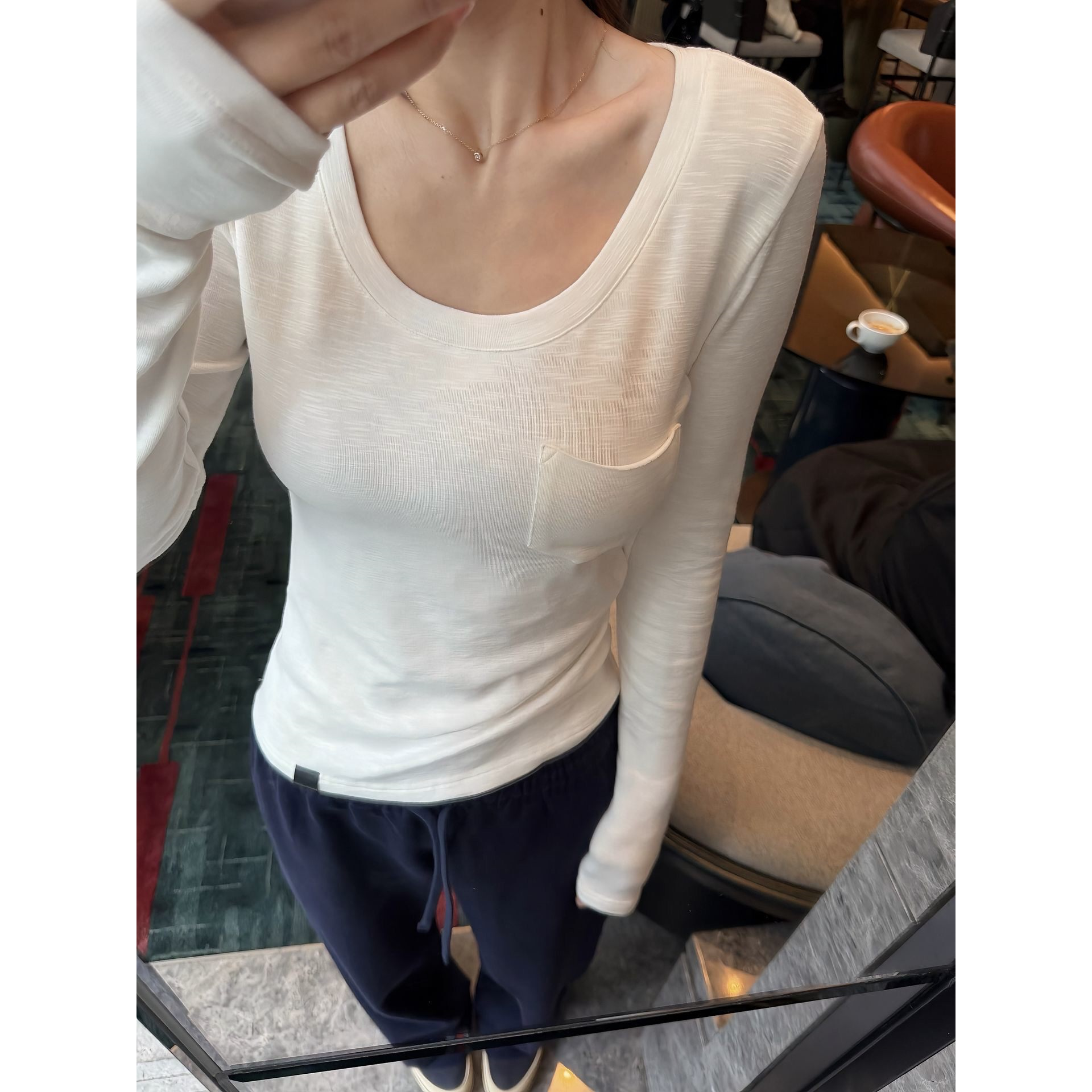 韩系设计感口袋U领长袖T恤女秋冬季设计感独特漂亮显瘦打底衫上衣