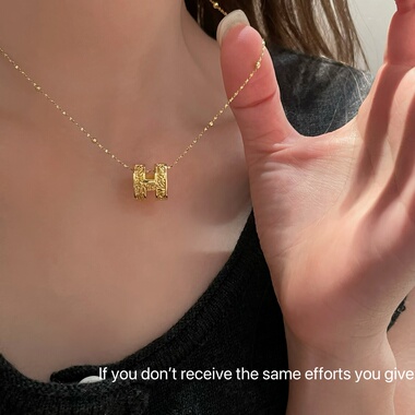 s925纯银H小蛮腰金色唐草纹路路通吊坠女小众设计时尚高级感气质