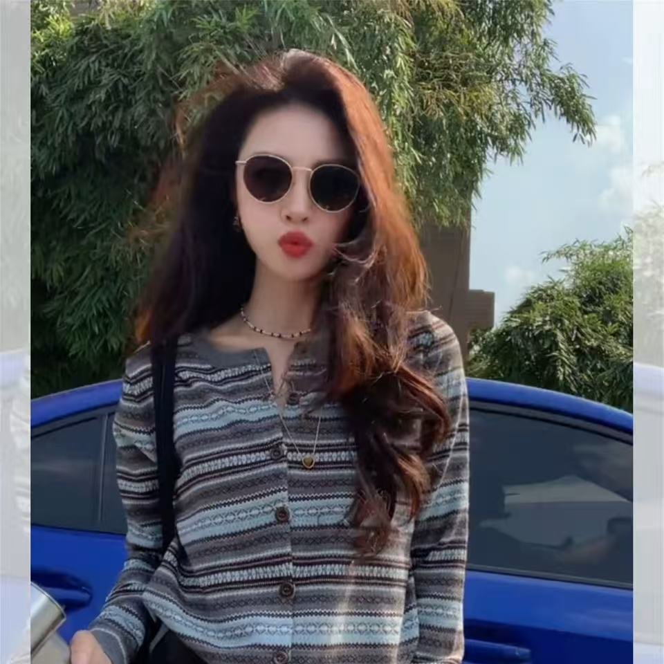 韩系氛围感条纹提花针织开衫女巨好看的早秋穿搭短款毛衣外套上衣