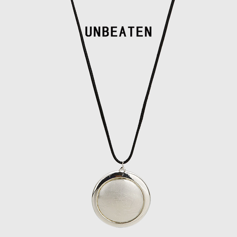 UNBEATEN韩系拉丝圆盘吊坠黑色皮绳项链女2025新款长款毛衣链配饰