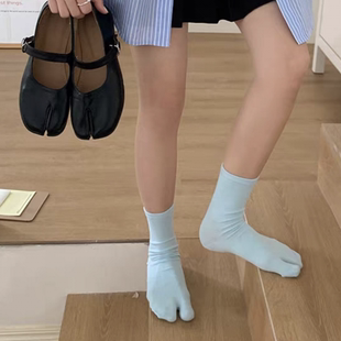 夏天这么穿也太加分了吧！蓝色分趾袜还是一如既往的韩啊！