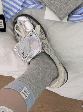 韩女穿搭直接拿捏~灰蓝配色是真的韩里韩气的~灰色布标撞色袜子