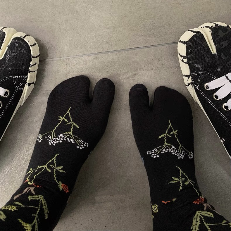bao款！万能搭配牌分趾袜来啦！黑色植物花卉上脚超级无敌好看！