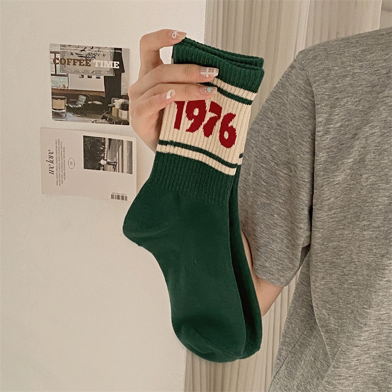 被这双绿色袜子帅到了姐妹们!外穿好潮~1976个性学院风运动中筒袜