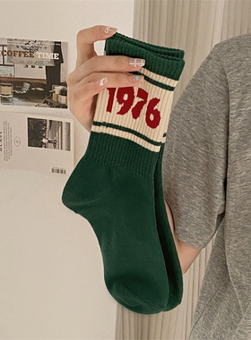 被这双绿色袜子帅到了姐妹们!外穿好潮~1976个性学院风运动中筒袜