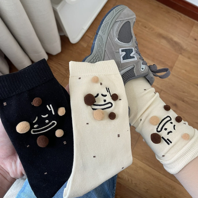 what？这袜子还有脾气了！可爱搞怪笑脸立体毛球袜子女个性中筒袜