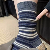 好开森 这双盐系灰蓝条纹袜真 巨软糯 挖到宝啦 好好穿