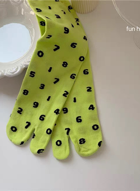 谁懂啊！亮绿色+数字分趾袜wa真的超百搭~超有设计感的一款二指袜