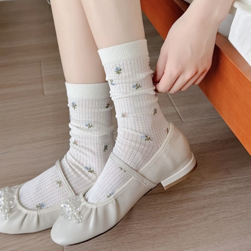 又乖又嗲！这款bi入的碎花镂空袜，好适合夏天～甜美jue了