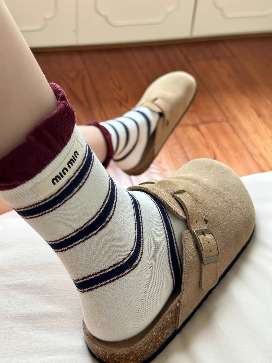 Wow~！复古红袜口撞色条纹袜~好韩耶！巨！百搭哒～巨巨！好穿