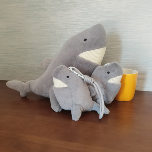 现货英国西尔维鲨鱼公仔毛绒玩具安抚宝宝软玩偶儿童生日礼物公仔