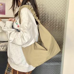 托特包女大容量时尚简约纯色褶皱单肩包大学生通勤上课包斜挎包潮