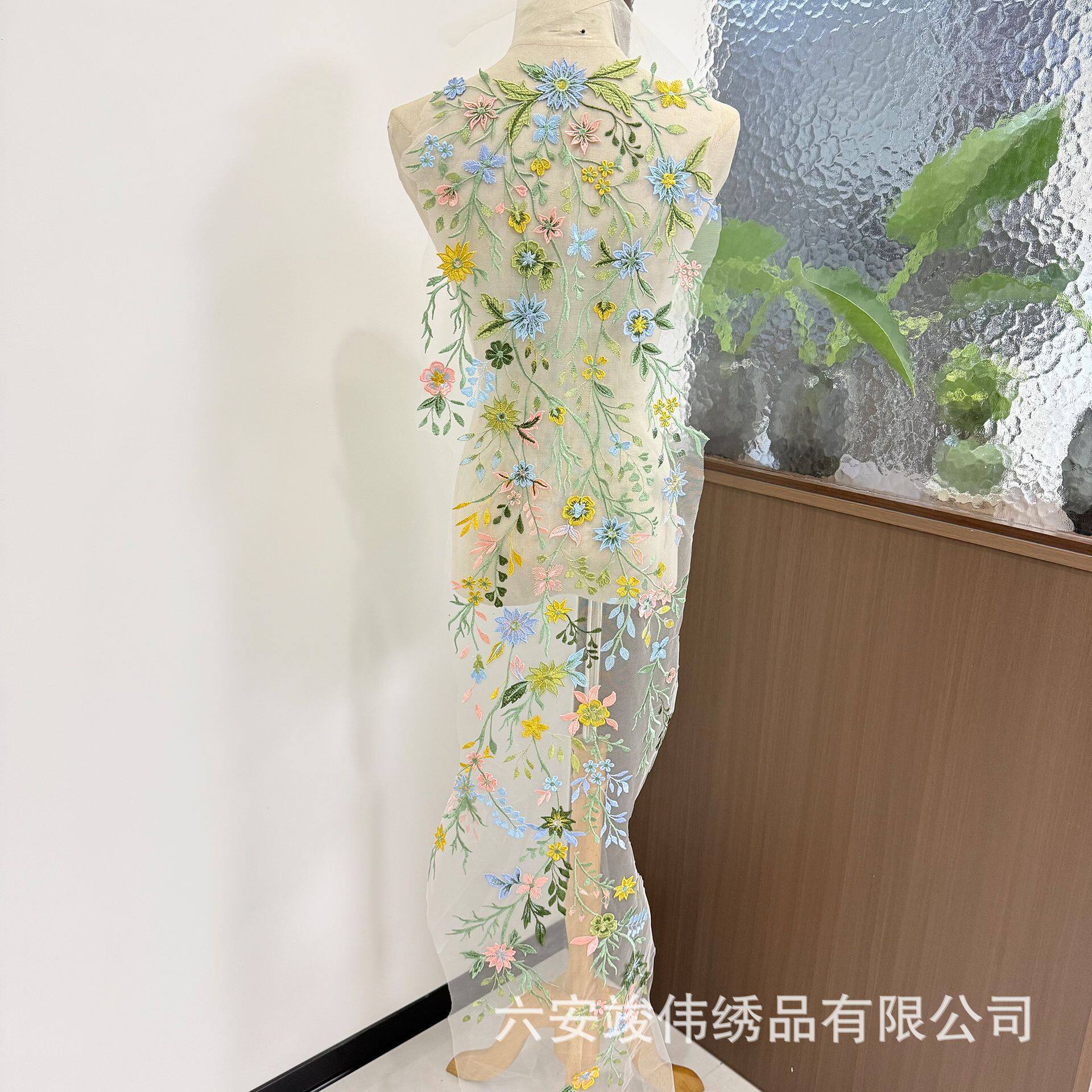 白色网纱彩色立体绣花蕾丝面料