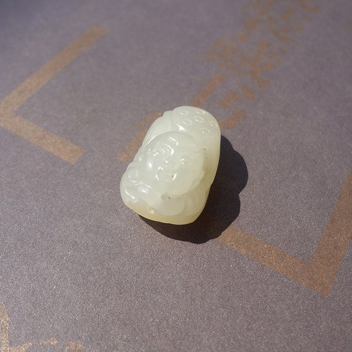 新疆和田玉籽料持莲童子玉贵人
