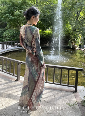 高级感古迹印花定位斜裁大U领修身显瘦长袖连衣裙度假长裙