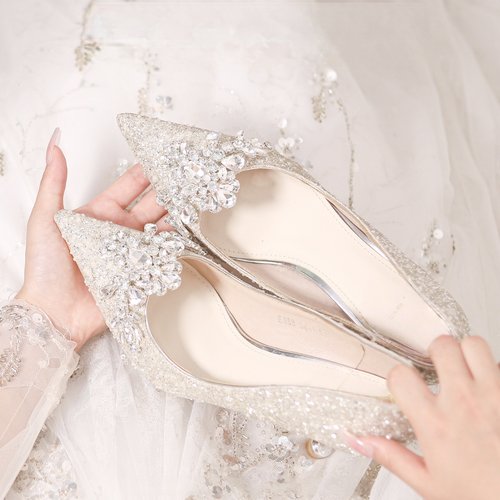 银色婚鞋女主婚纱订婚新娘鞋2025新款18岁成人礼尖头高跟鞋水晶鞋