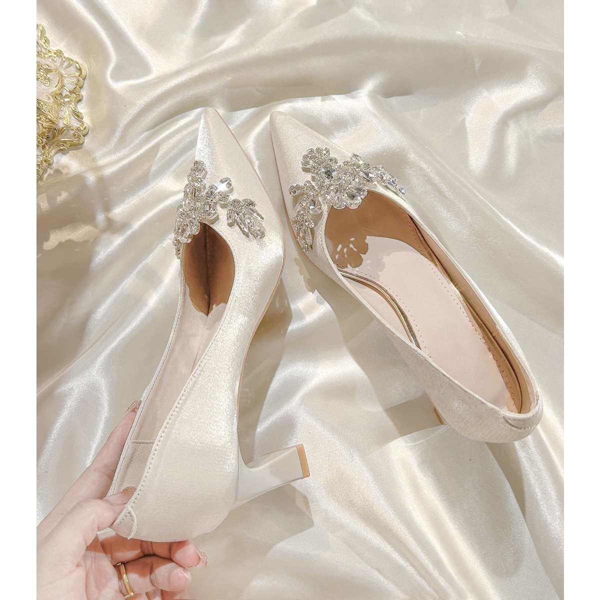 法式香槟色绸缎高跟鞋