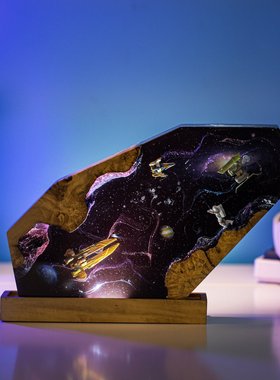 跨境热卖家居卧室桌面星际飞船宇航员艺术摆件礼物实木树脂小夜灯