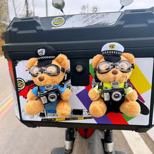 妙事达交警小熊车尾摆件