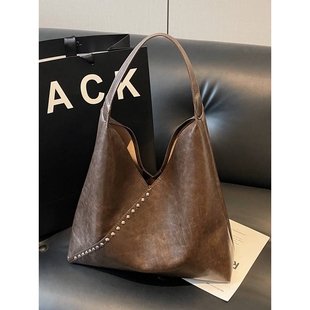 官方正品大容量铆钉腋下包包2026新款百搭单肩包韩版简约通勤托特