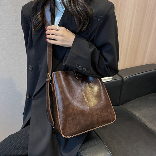 大容量时尚通勤托特包