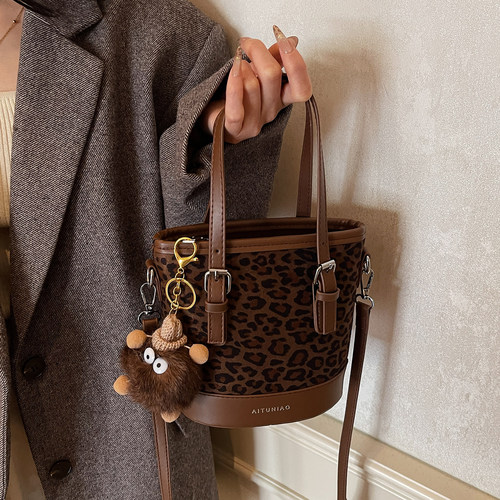 高级感豹纹水桶包复古美拉德