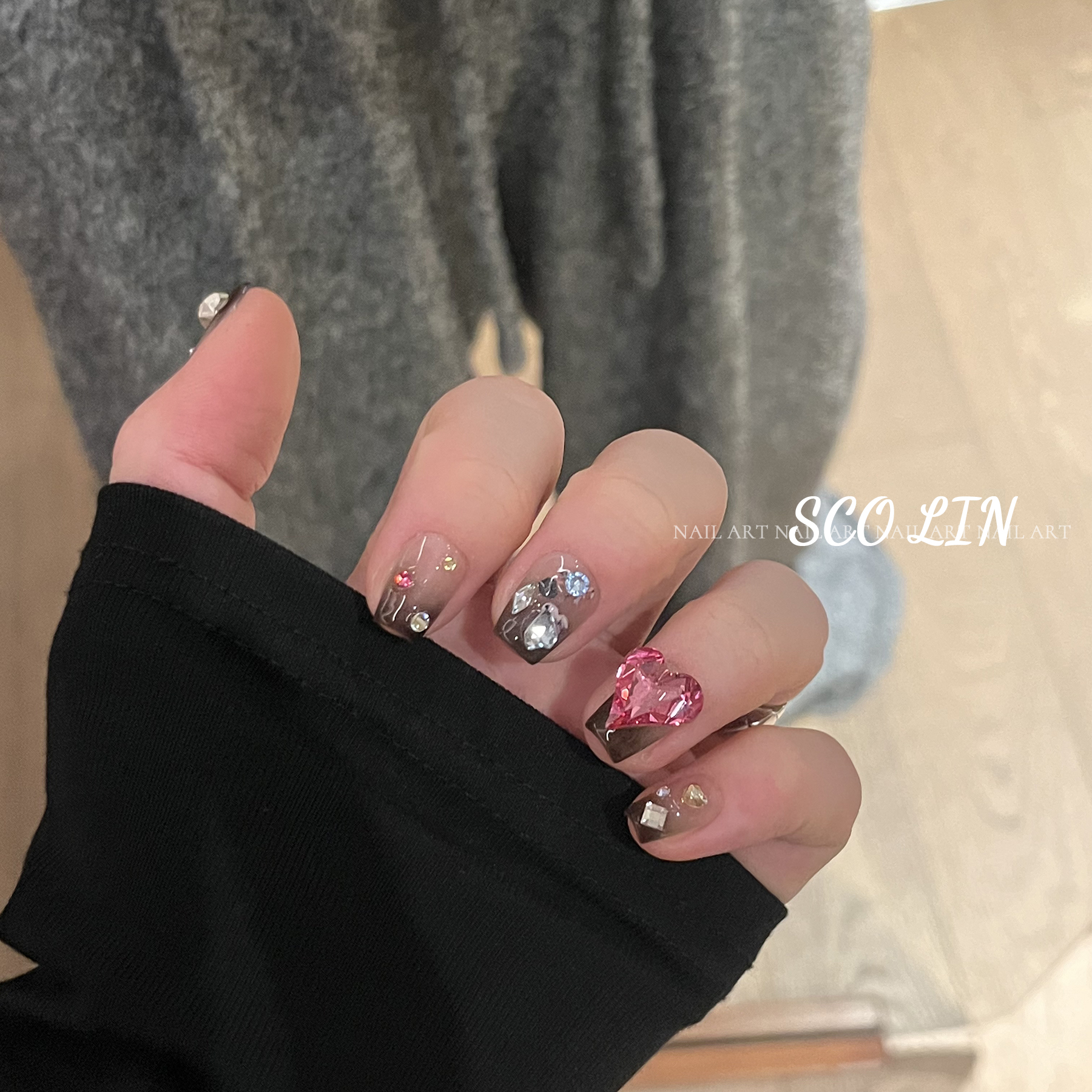 可爱烫金兔渐变黑短短梯穿戴甲