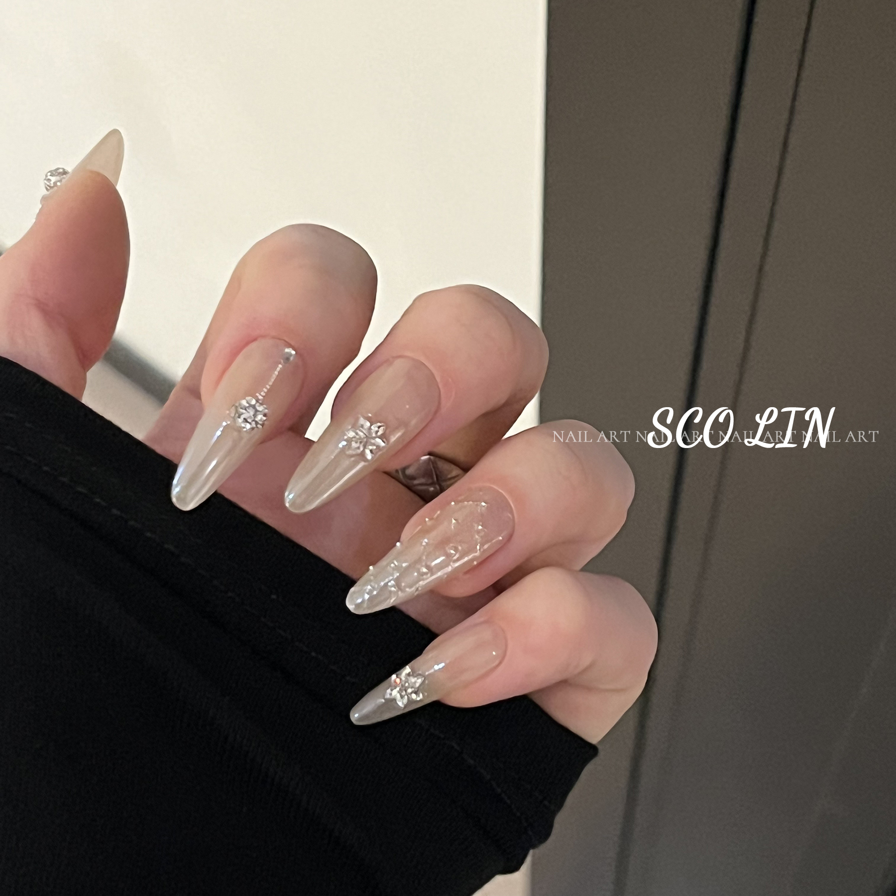 冰透月光粉渐变长尖圆穿戴甲