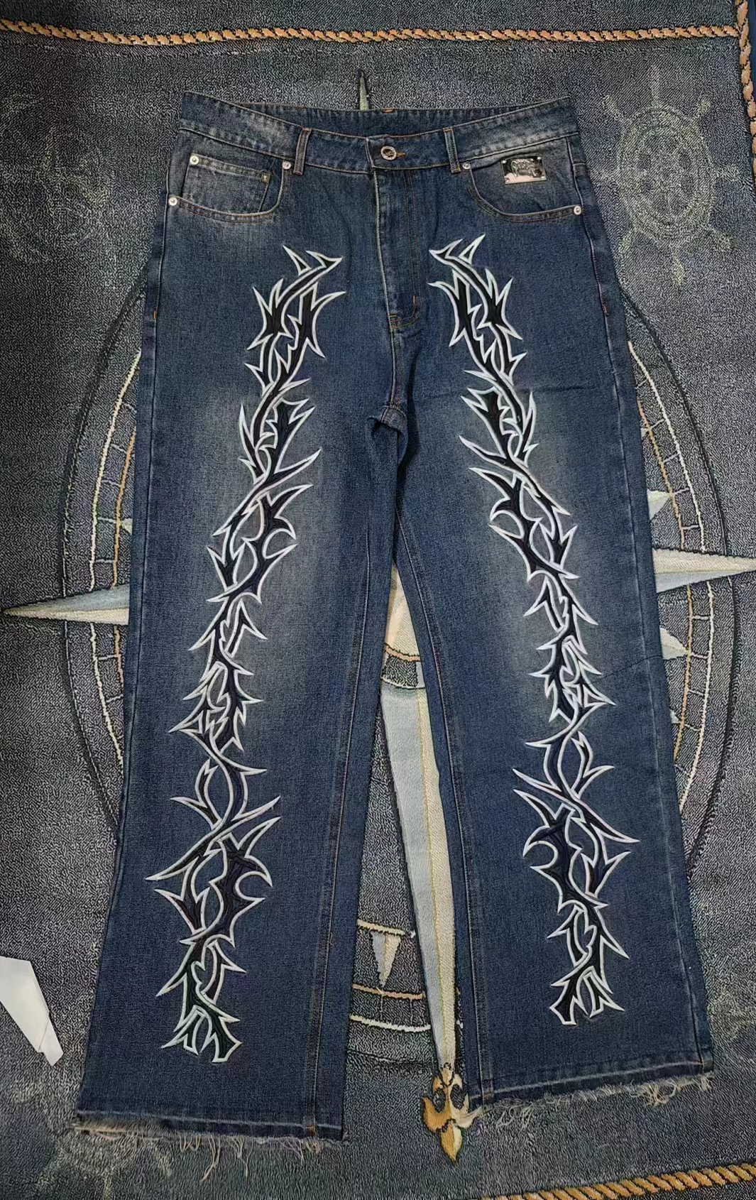 【现货】Revenge Thorn 蓝色荆棘万针绣LOGO口袋直筒宽松牛仔裤