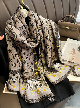 新款欧式字母满印黄色宝石仿真丝丽锦缎户外外搭披肩沙滩巾丝巾女