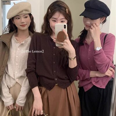 松弛感V领单排扣针织开衫女早秋高知洋气设计感宽松温柔软糯上衣
