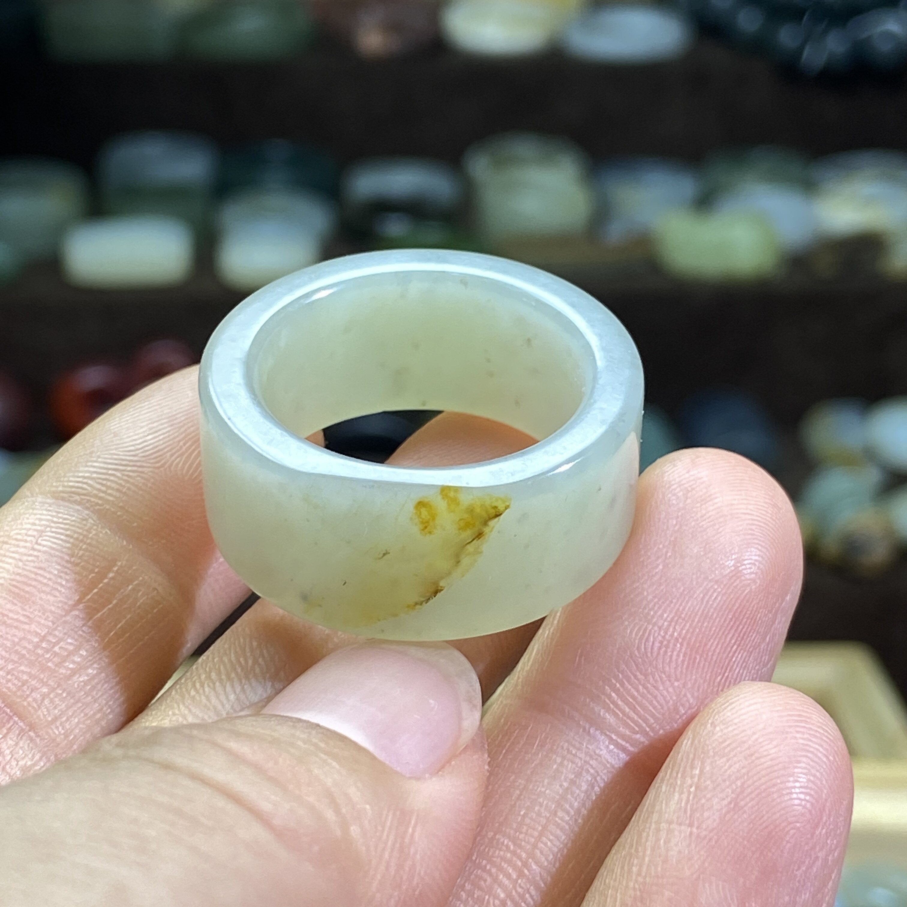 和田玉籽料洒金皮卡21直切扳指戒指大圈口戒圈文玩珠串跑圈挂饰图片