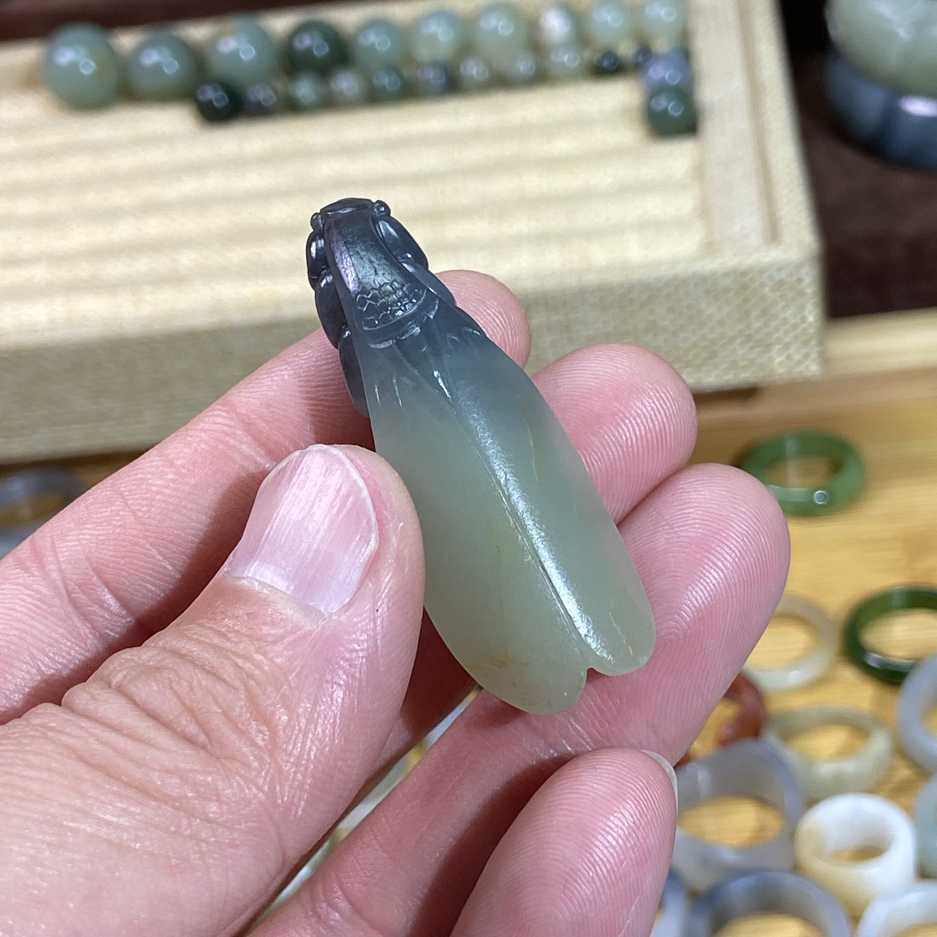 和田玉籽料螳螂挂件满皮洒黄皮手工立体雕刻黑白分明青花俏色挂坠