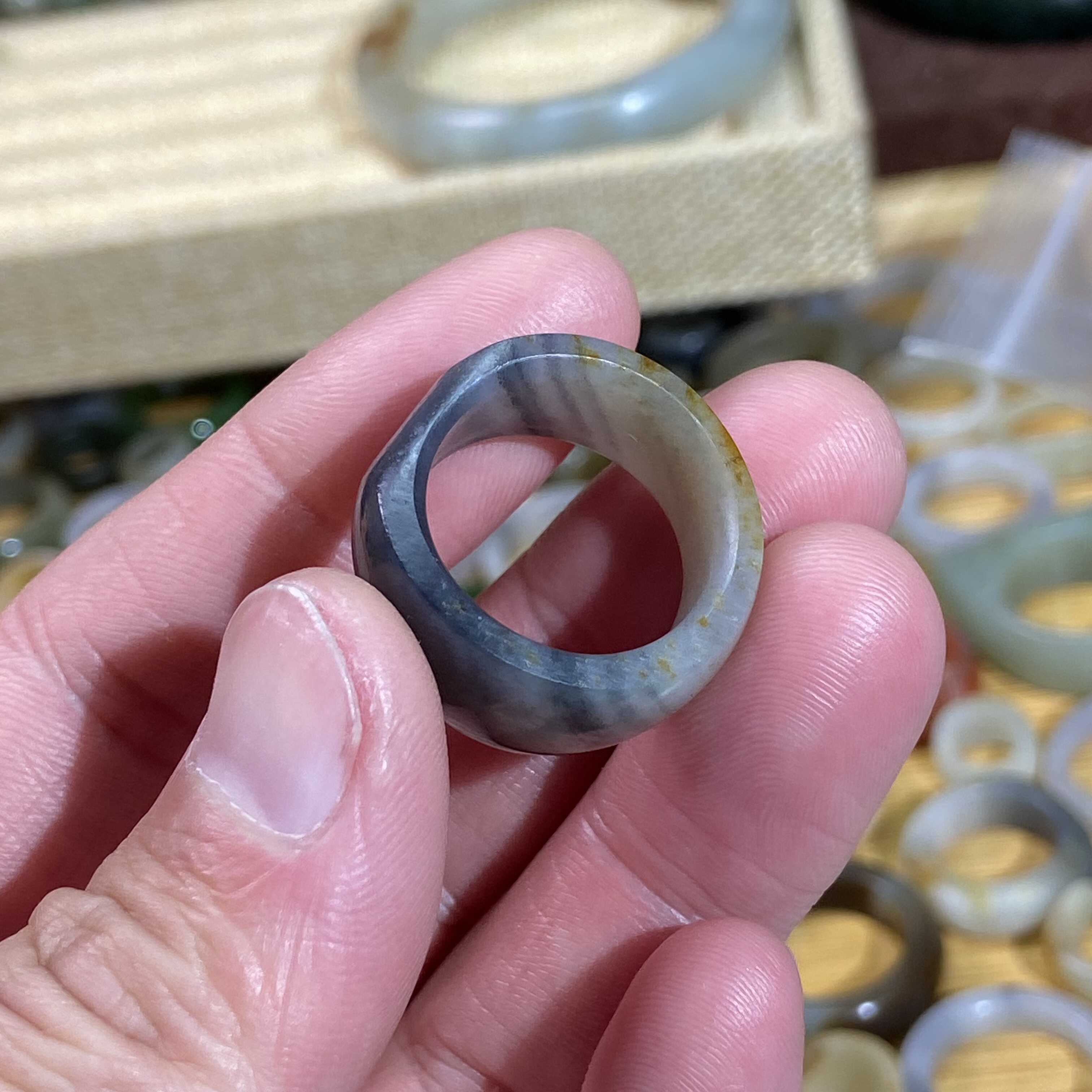 和田玉籽料洒金皮卡18随型戒指独籽天地满皮复古风戒圈跑环玉环