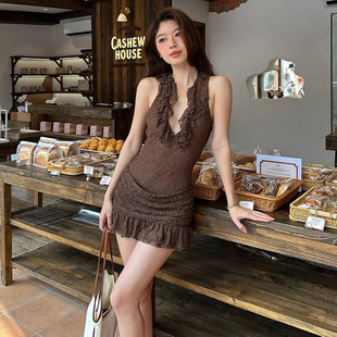 小众设计师款木耳边深V领挂脖连衣裙时尚新款辣妹风蕾丝包臀裙女